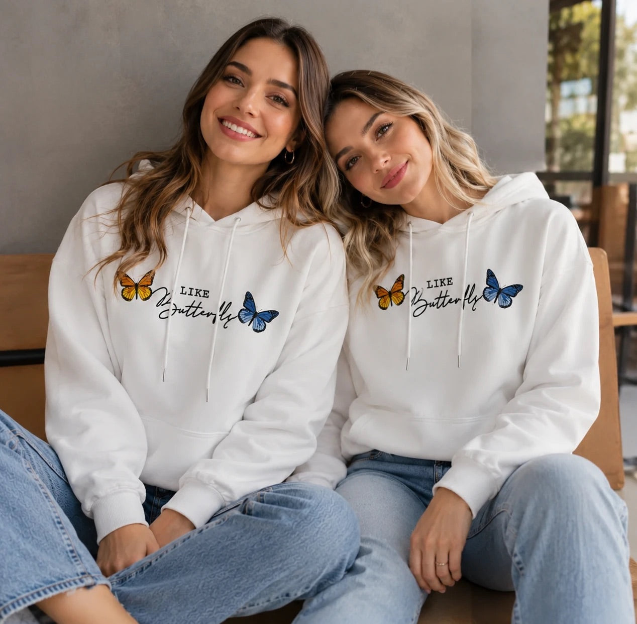 Dos amigas con el buso blanco Like Butterflies