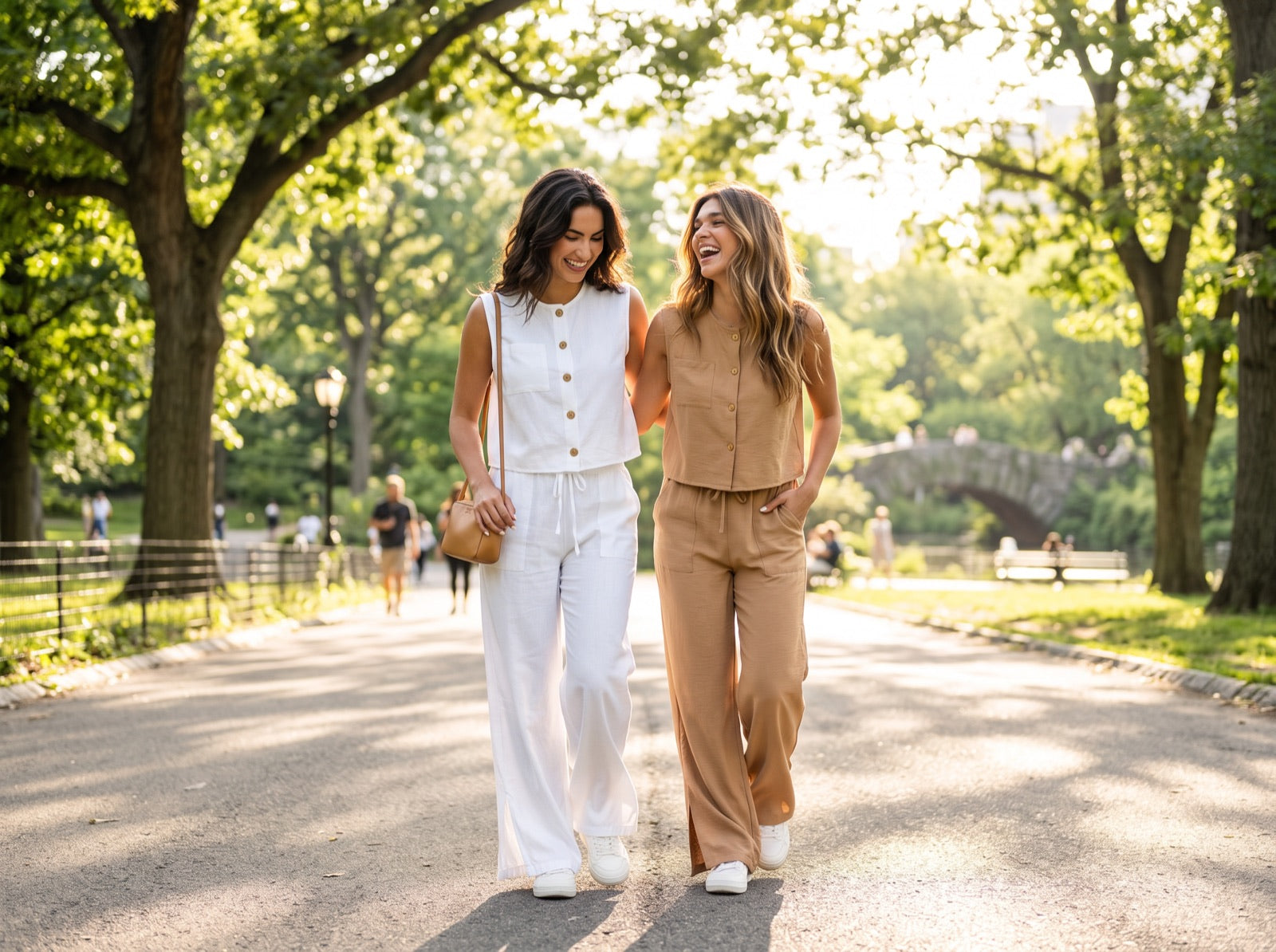Dos amigas caminando en un parque con el Conjunto Breeze
